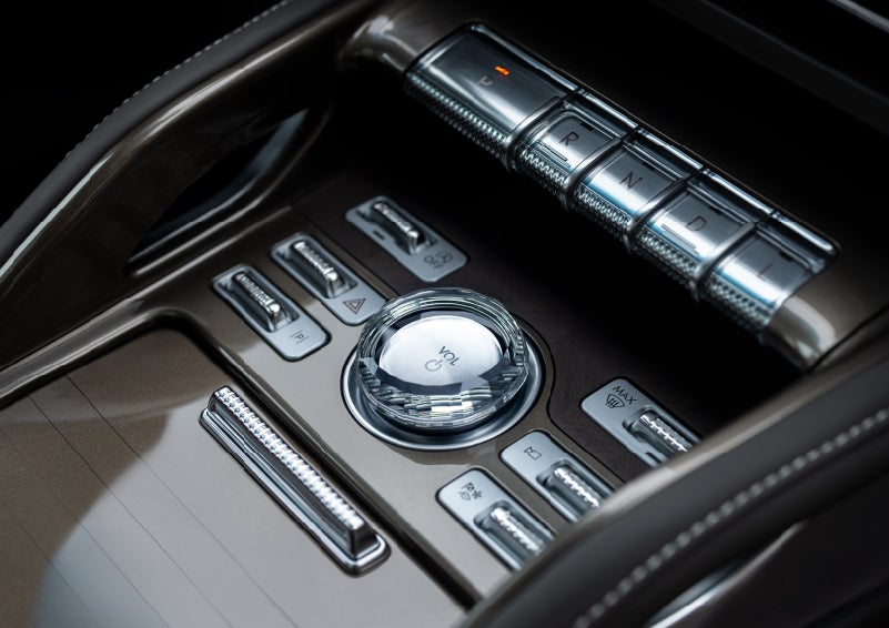 A crystal-inspired volume knob is shown in the center floor console of a 2025 Lincoln Nautilus® SUV. | Wallace Lincoln in Fort Pierce FL